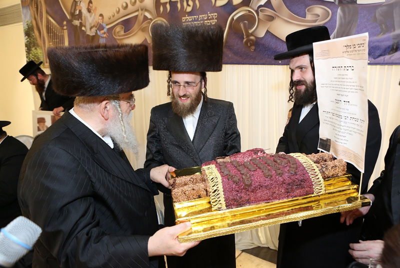 המתמידים חגגו בביתר עם ספר תורה מזהב • תיעוד ענק