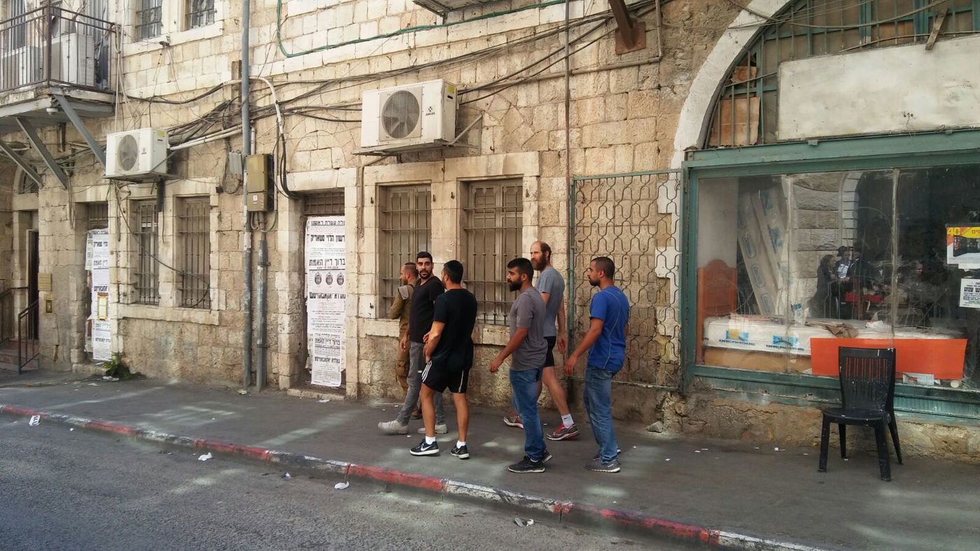 גם ילדות חטפו: עימותים אלימים בפשיטה של המשטרה