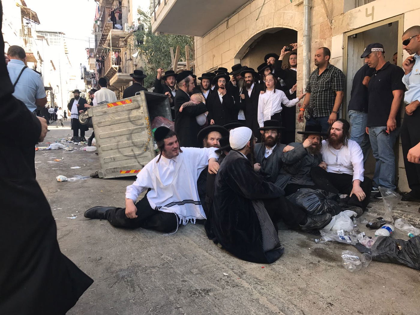 גם ילדות חטפו: עימותים אלימים בפשיטה של המשטרה