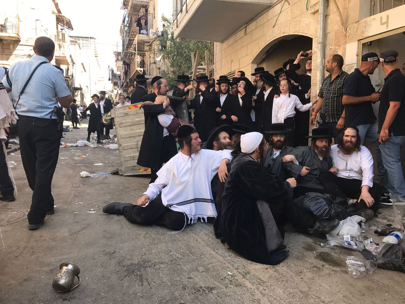 גם ילדות חטפו: עימותים אלימים בפשיטה של המשטרה