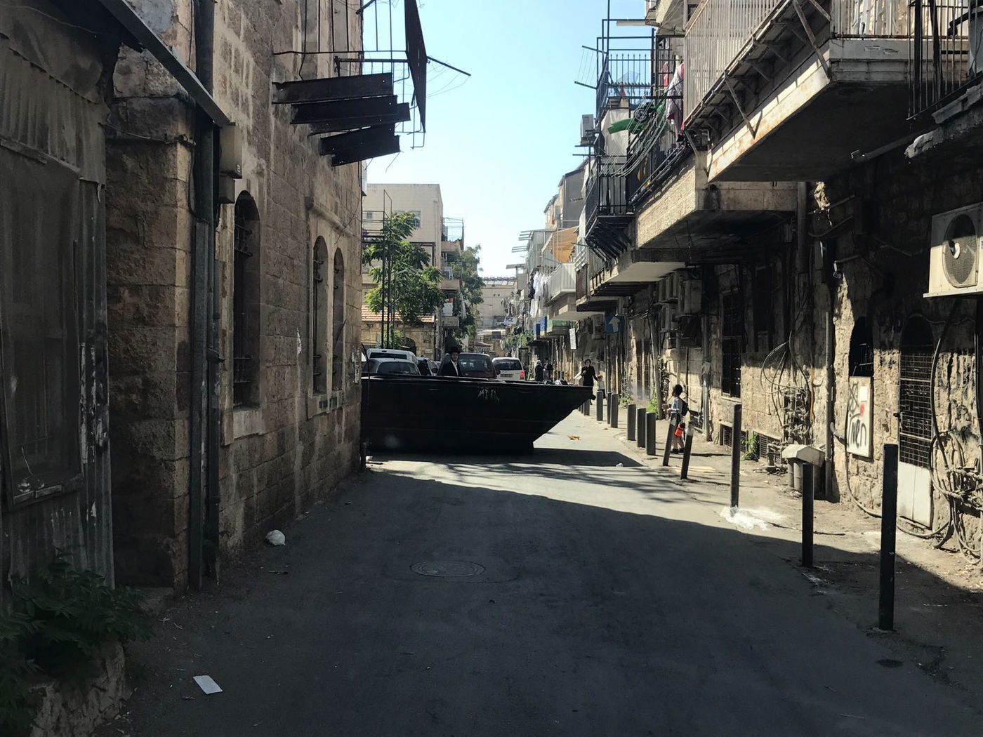 גם ילדות חטפו: עימותים אלימים בפשיטה של המשטרה