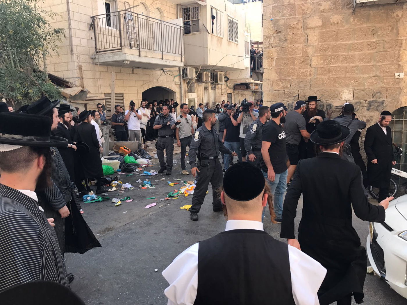 גם ילדות חטפו: עימותים אלימים בפשיטה של המשטרה