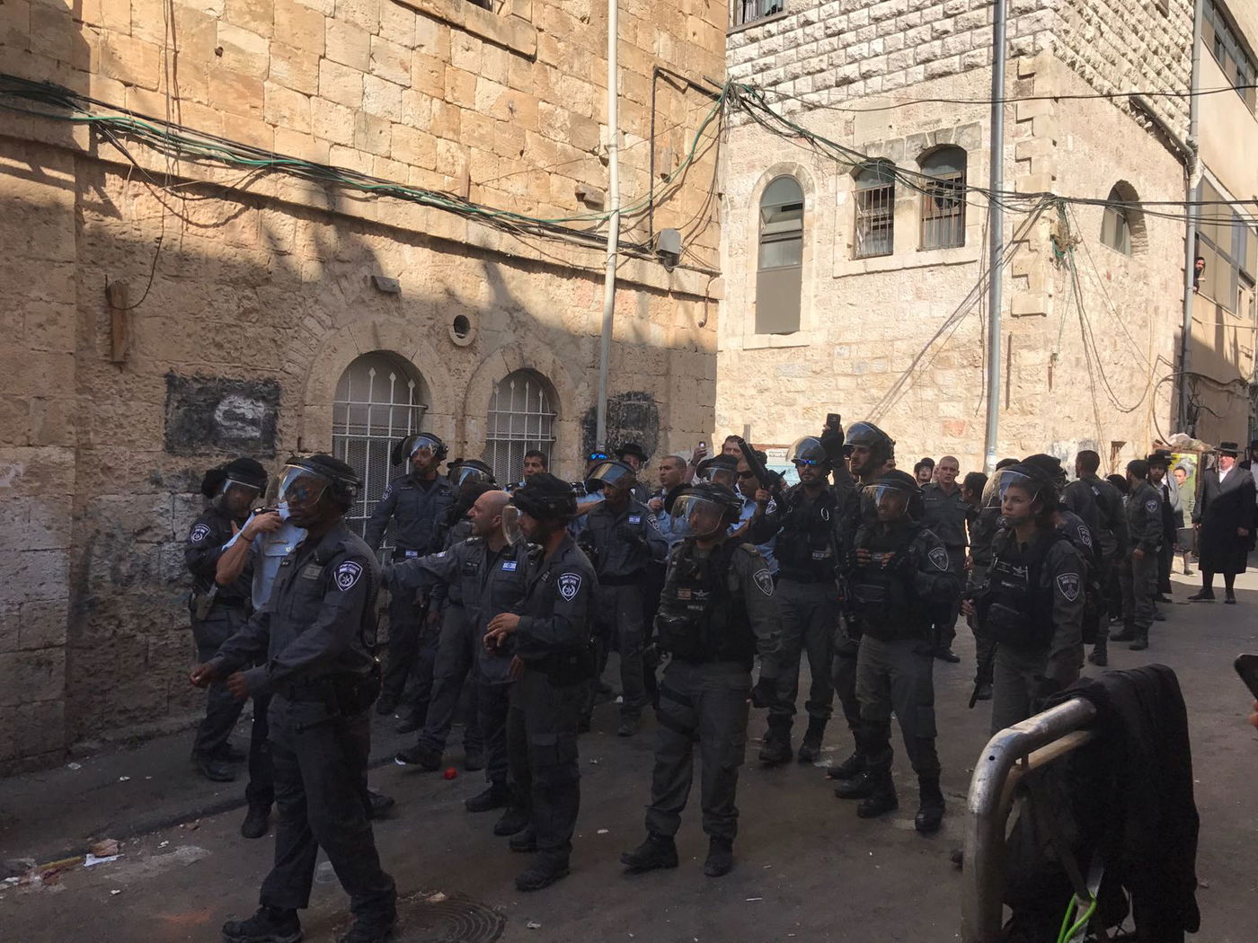 גם ילדות חטפו: עימותים אלימים בפשיטה של המשטרה