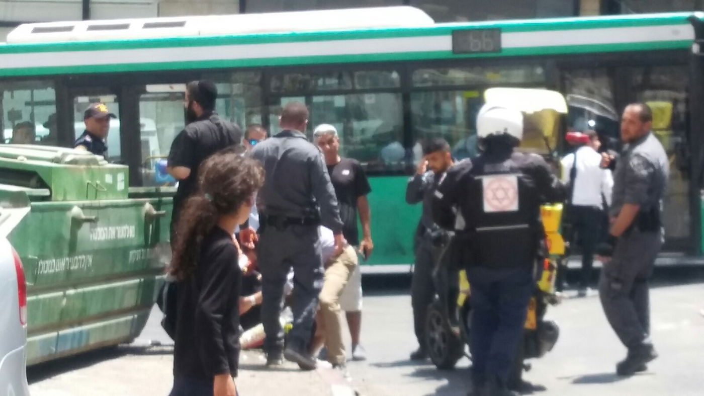 השר ליברמן הגיע לניחום אבלים ורכבו נסקל באבנים • תיעוד