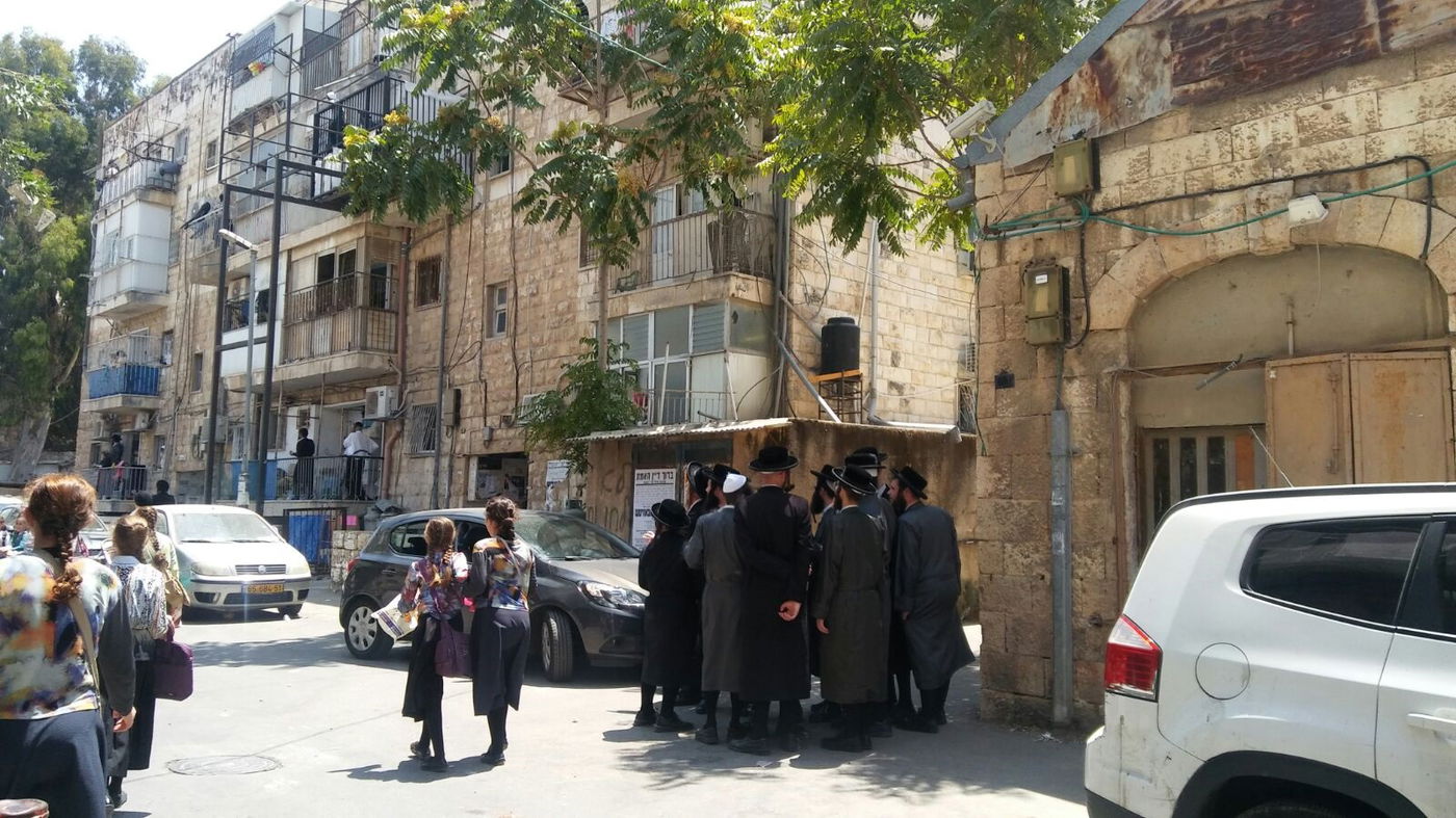 השר ליברמן הגיע לניחום אבלים ורכבו נסקל באבנים • תיעוד