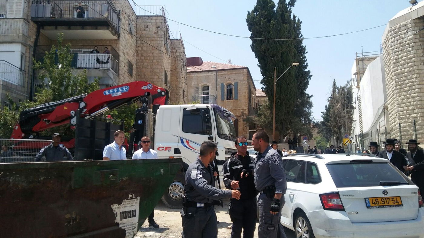 השר ליברמן הגיע לניחום אבלים ורכבו נסקל באבנים • תיעוד