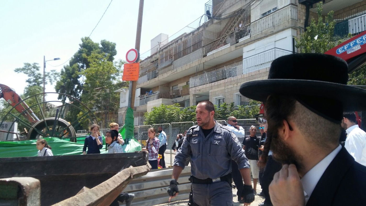 השר ליברמן הגיע לניחום אבלים ורכבו נסקל באבנים • תיעוד