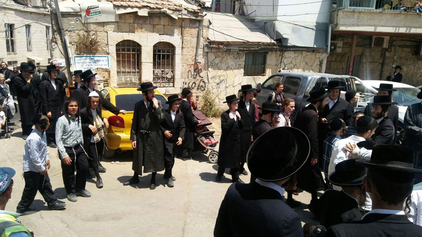 השר ליברמן הגיע לניחום אבלים ורכבו נסקל באבנים • תיעוד