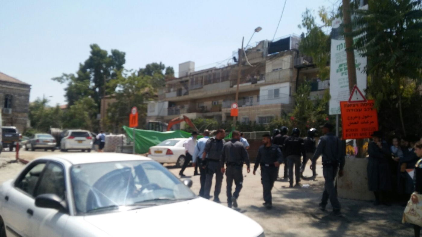 השר ליברמן הגיע לניחום אבלים ורכבו נסקל באבנים • תיעוד