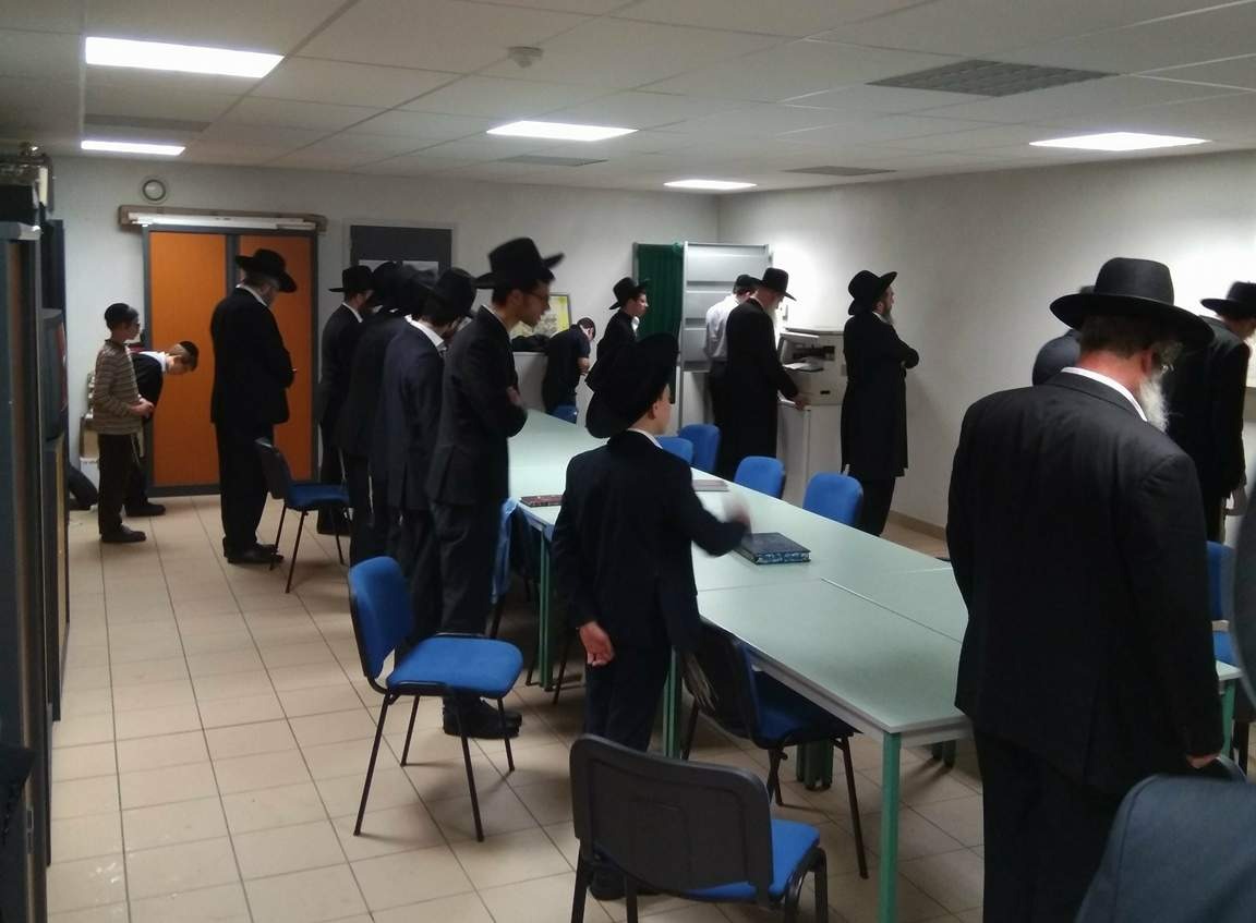 הנופשים החרדים באולם העירייה