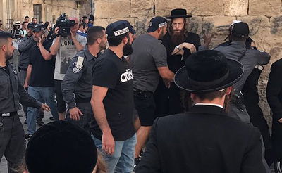 גם ילדות חטפו: עימותים אלימים בפשיטה של המשטרה