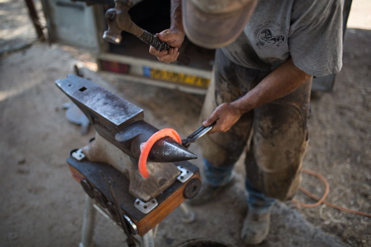 נעלי הסוסים • צפו בתהליך התקנת הפרסה