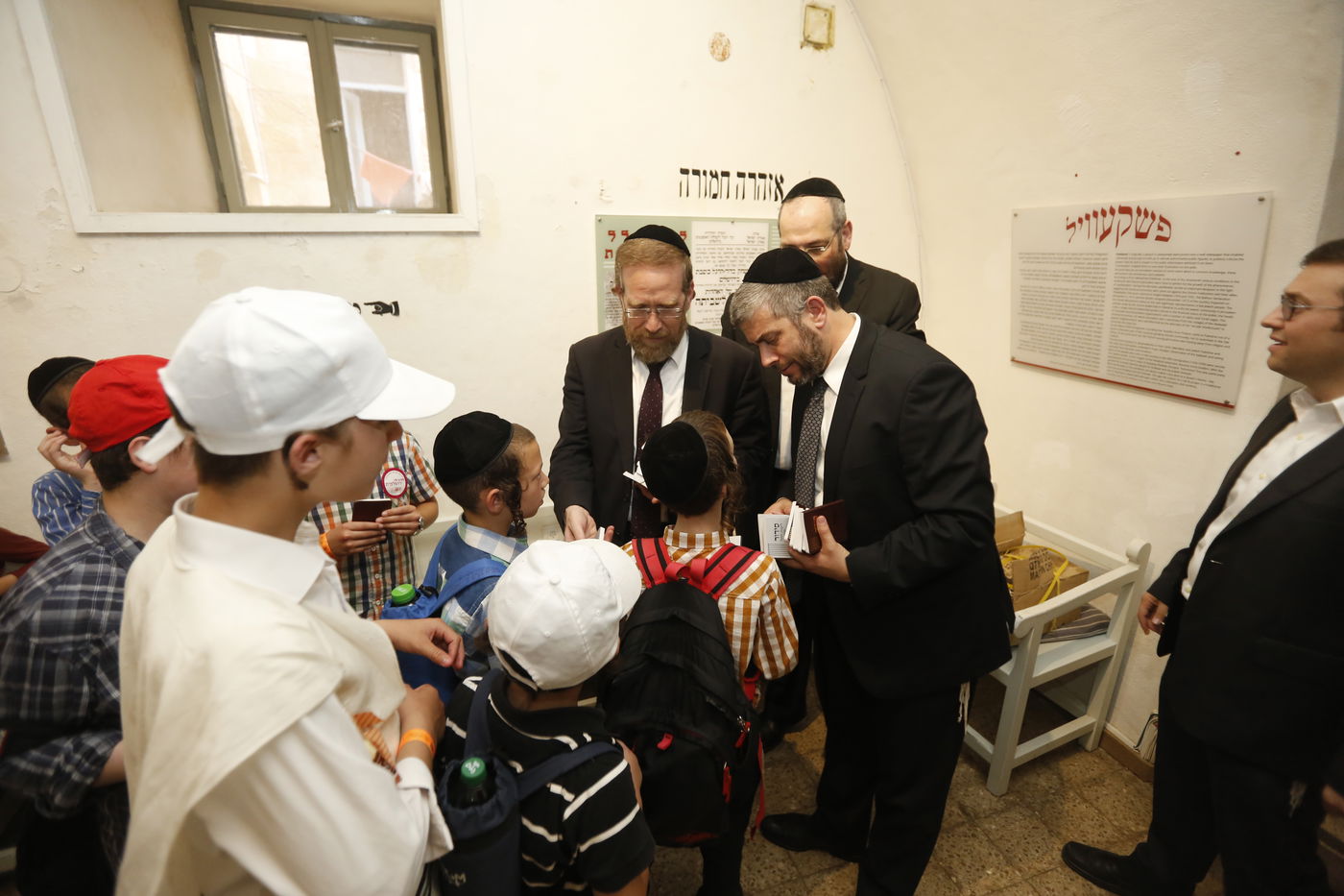 האם אפשר עוד לחסוך בקניות השבועיות? האם לפני שבת נוכל לקנות את כל המוצרים שתכננו מבלי לפשוט רגל? אז איפה הכי כדאי לכם לקנות חומוס לשבת? ואיפה תוכלו לחסוך אפילו בזיתים בשימורים? לפי בדיקת מדגם מוצרים מבין רשתות המזון בירושלים יוצא שהרשת היקרה ביותר במגזר