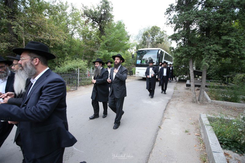 קזחסטאן: עלייה לקבר אביו של הרבי מליובאוויטש. צפו