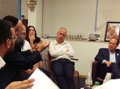 הפגישה בלשכת ראש העיר ניר ברקת