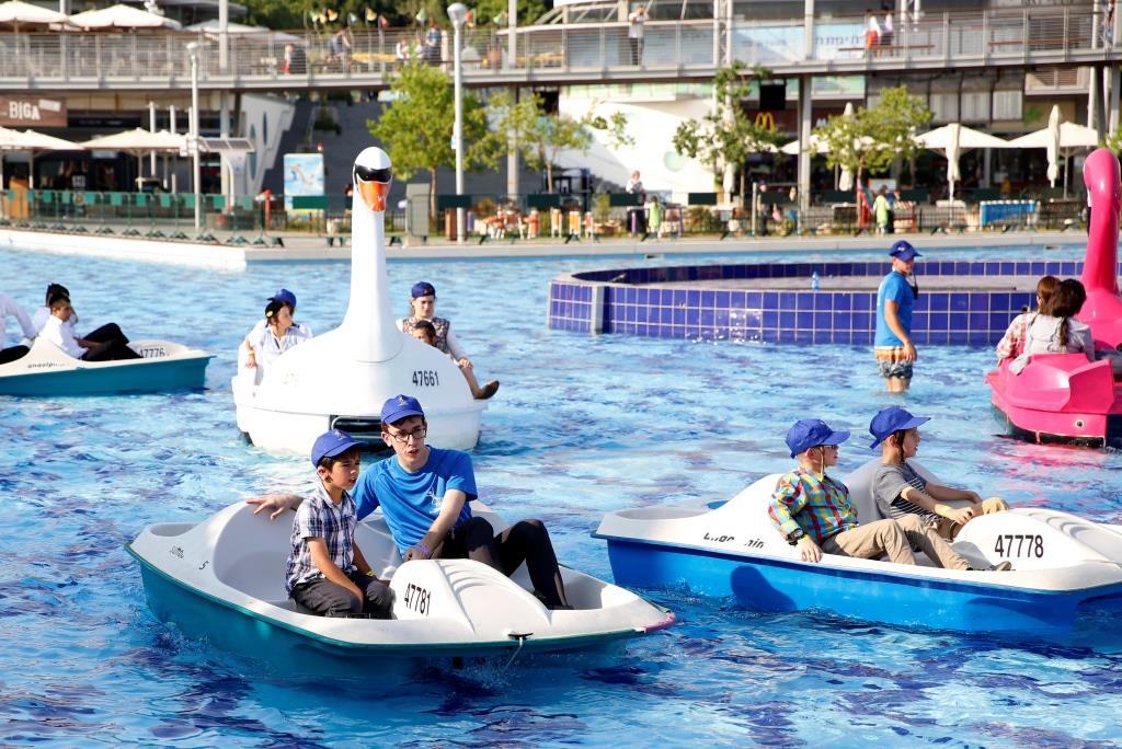 צפו: מרדכי בן דוד מופיע בפני ילדים חולים