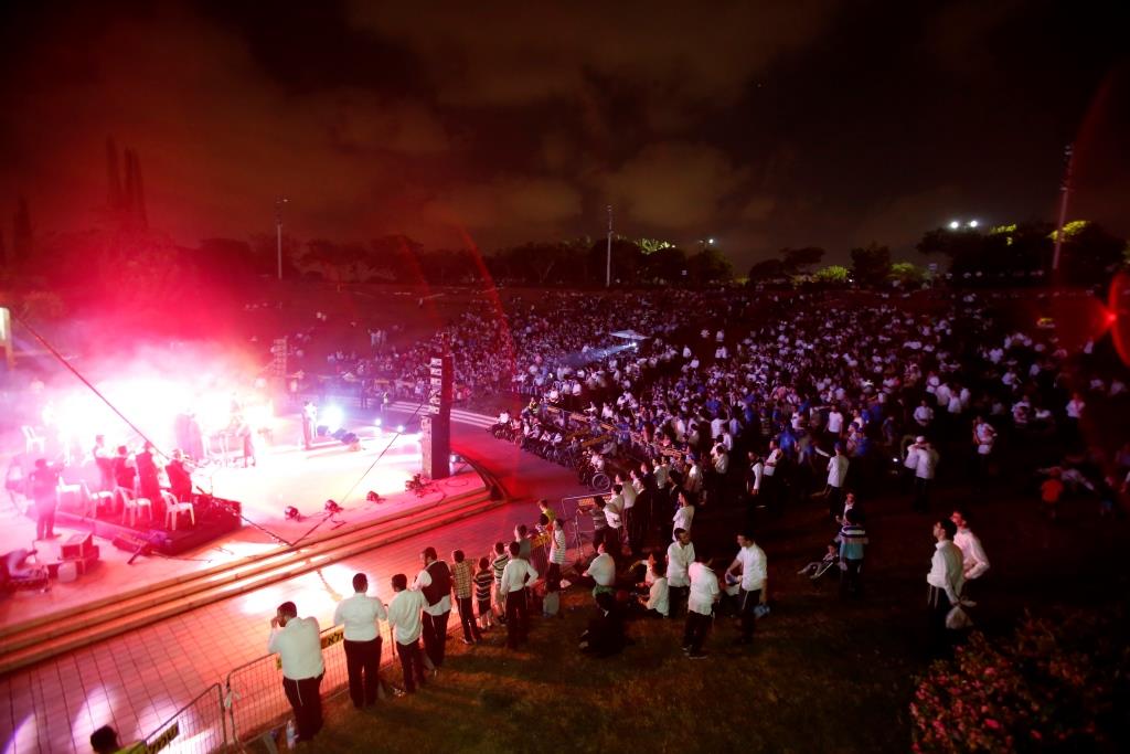 צפו: מרדכי בן דוד מופיע בפני ילדים חולים