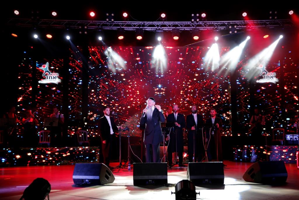 צפו: מרדכי בן דוד מופיע בפני ילדים חולים