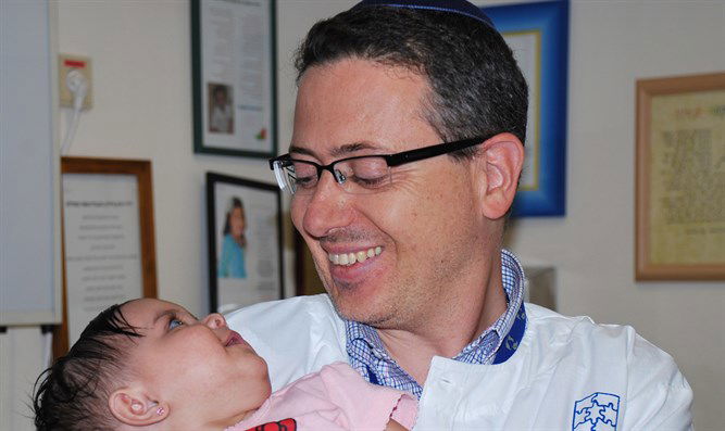 הפעוטה שנותחה - עם המנתח