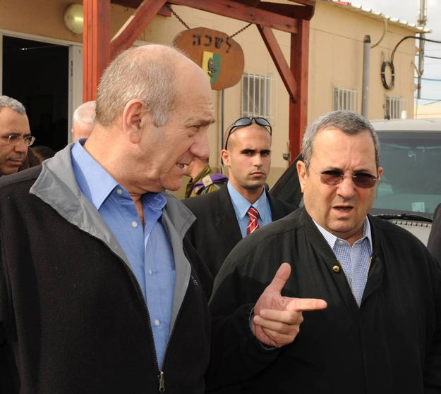 אולמרט וברק. כבר בלי המאבטחים