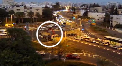 המשאית עם המנוף ליד גבעת שמואל