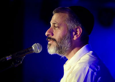 "כן, זה אני": כשאביתר בנאי שכח מילים בהופעה