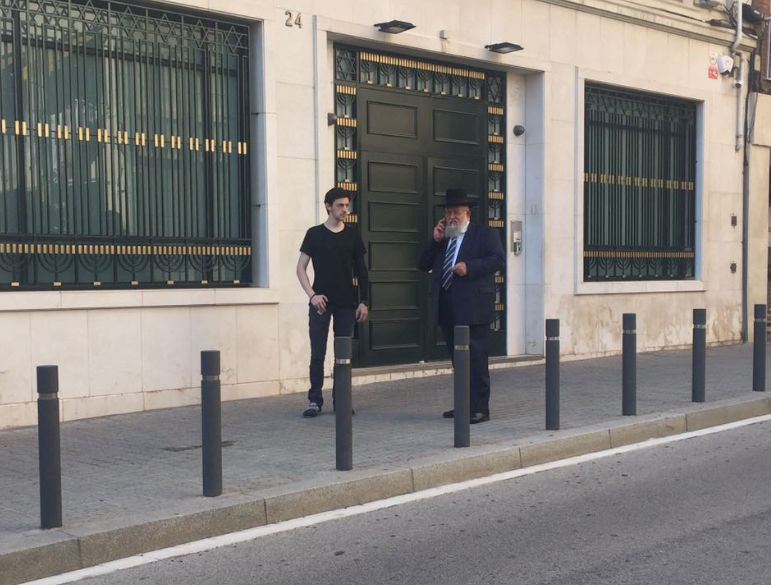 רבה של ברצלונה בכניסה למבנה הקהילה היהודית, היום