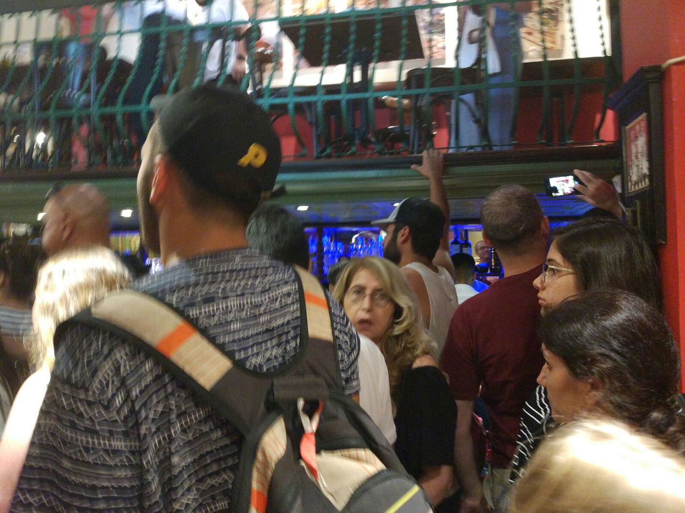 עם טישו על הראש: במסעדה בברצלונה אמרו קדיש נרגש • צפו