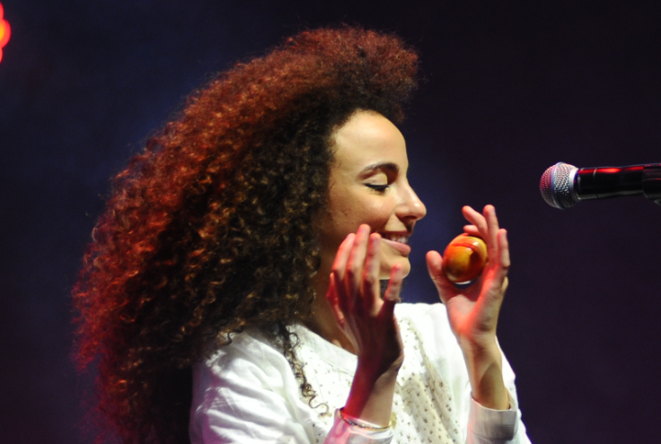 יובל דיין. מתקרבת לדת