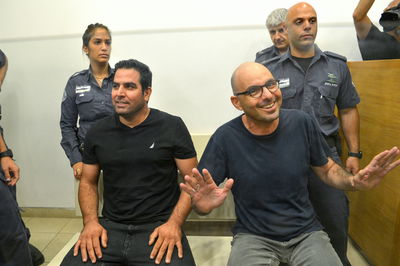 אלדד יניב ומני נפתלי בבית המשפט