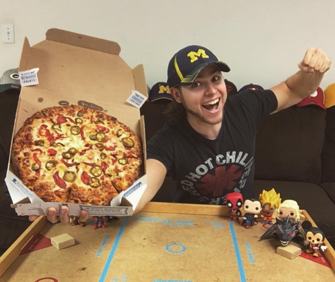 בראיין לצד אחד ממגשי הפיצה, רגעים לפני אכילתו