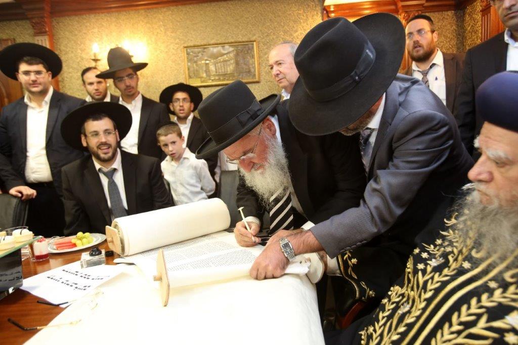 זקן הראשונים לציון חגג הכנסת ספר תורה לביתו