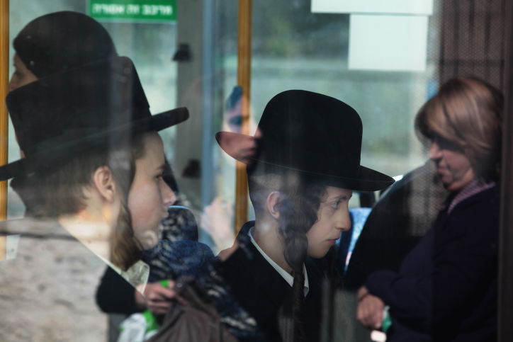 נוסעים בעמידה, בתוך האוטובוס. אילוסטרציה