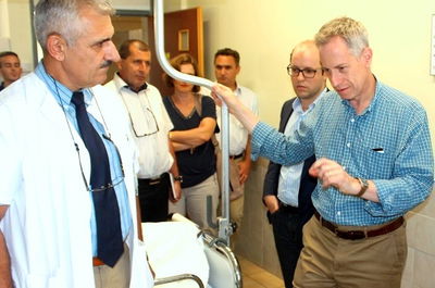 רטני משוחח עם אחד הפצועים