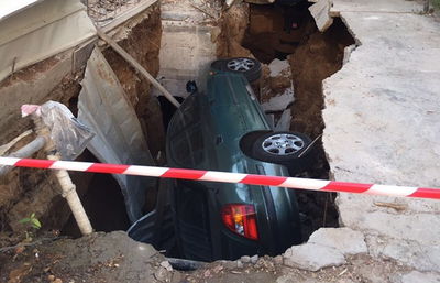 הרכב שנפל לבולען - חולץ; התושבים עדיין לא יכולים לחזור