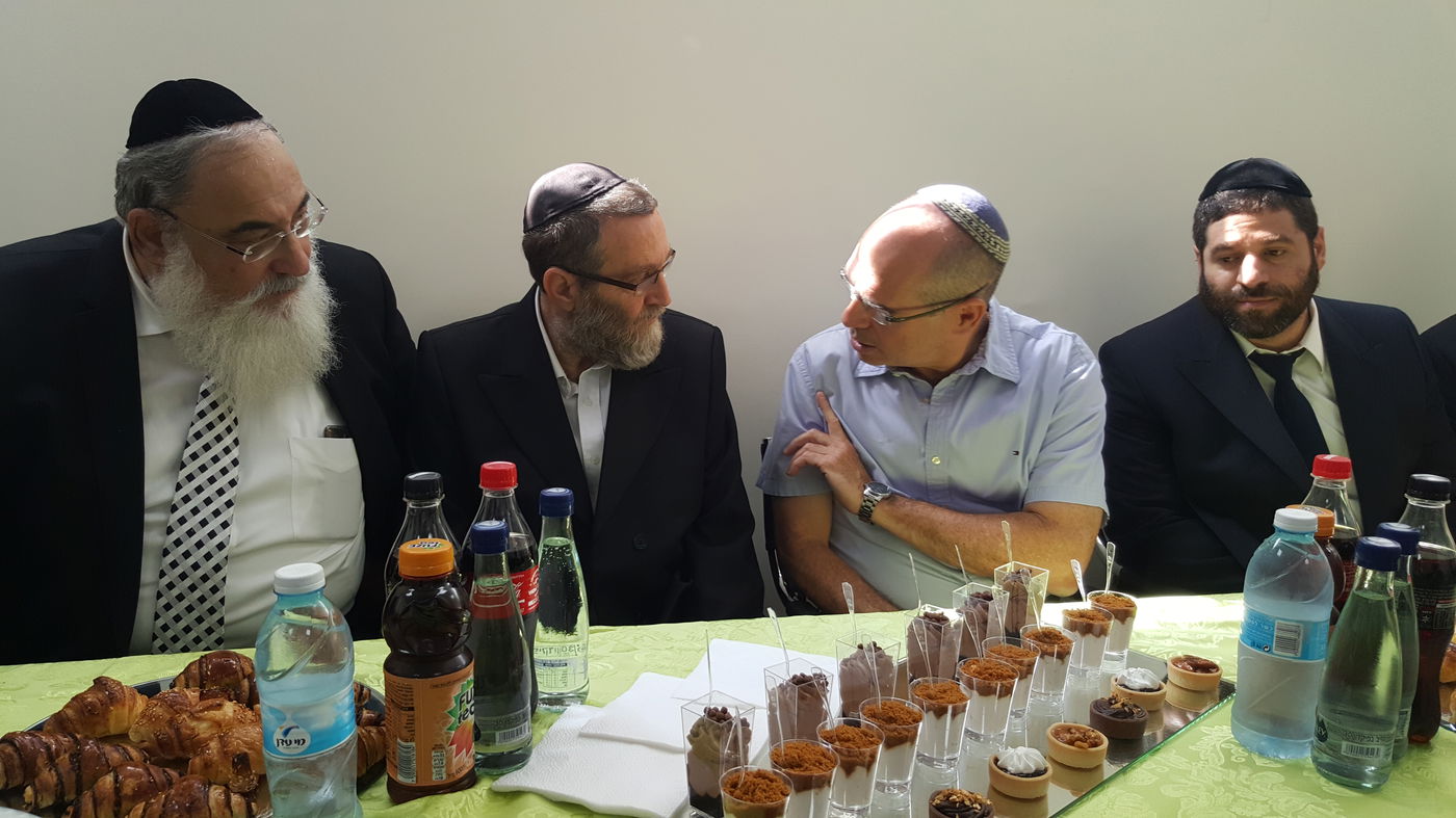 פתח תקווה: גפני סייר בחיידר ושיבח את ראש העיר איציק ברוורמן • צפו