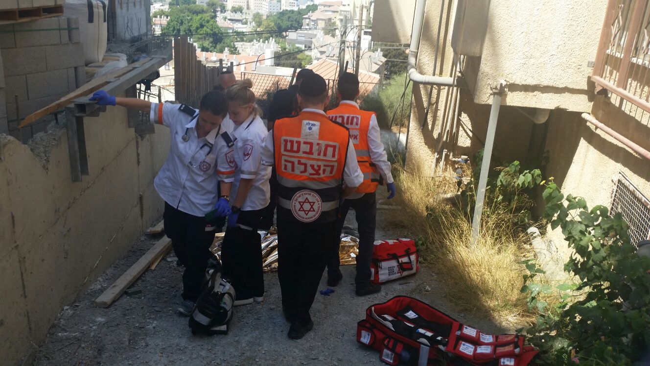 אדם נהרג לאחר שנפל מגובה ארבע קומות