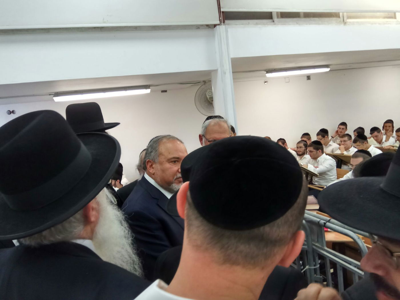 שר הביטחון ליברמן ביקר בישיבת 'תורה בתפארתה'
