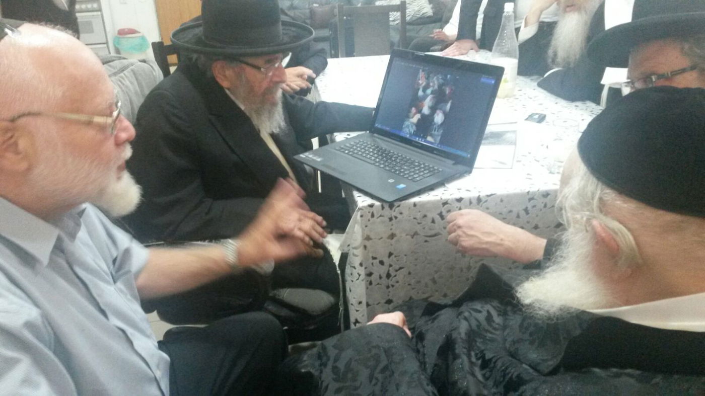 הרבנים צופים בעוף הבראקל