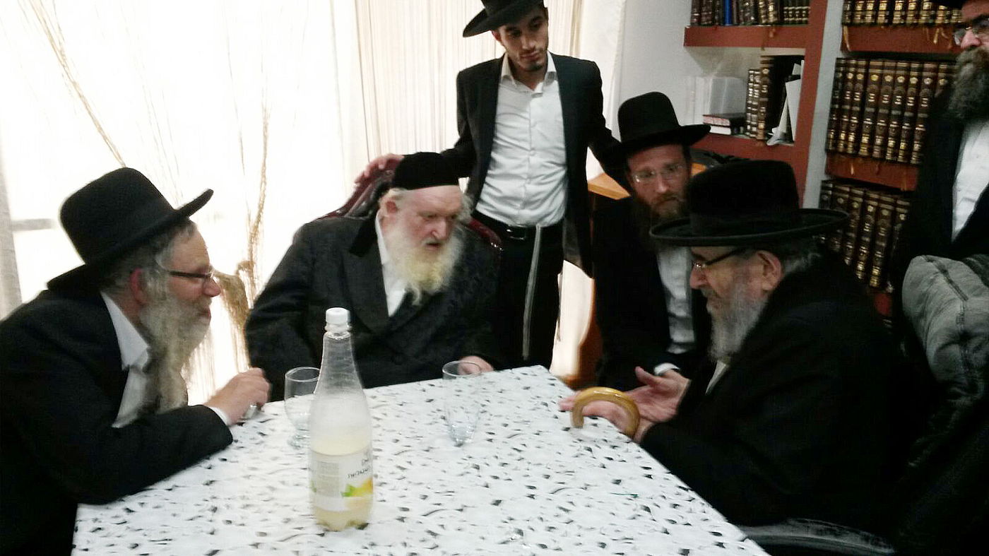 הגר"מ שטרנבוך והגרמ"י לנדא בפגישתם, כעת