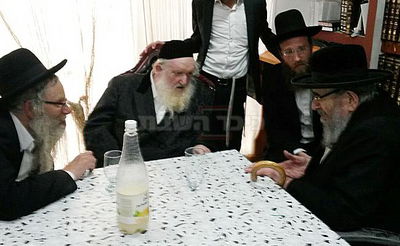 הגר"מ שטרנבוך והגרמ"י לנדא בפגישתם, כעת