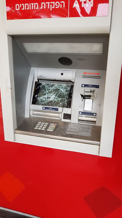 התעצבן שהכספומט בלע כרטיס וריסק אותו