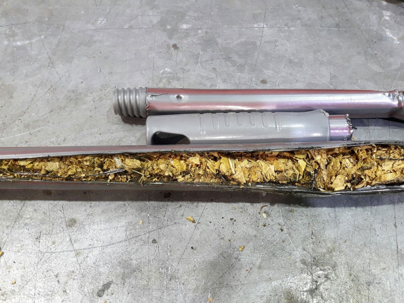 2 טון טבק הוסתרו בתוך מקלות מטאטא