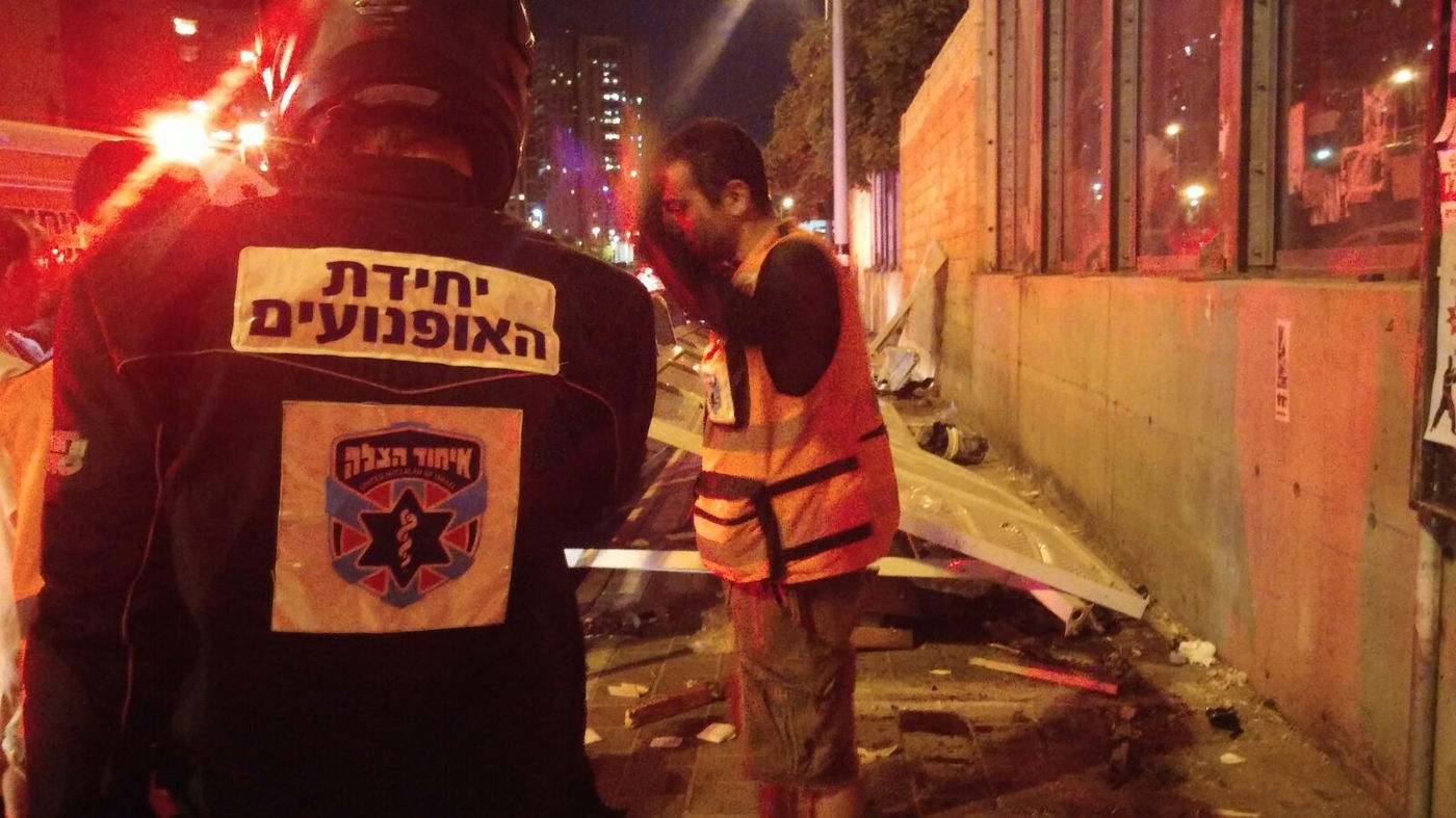 רכב התנגש בתחנת האוטובוס - הגג קרס ו-2 נשים נפצעו