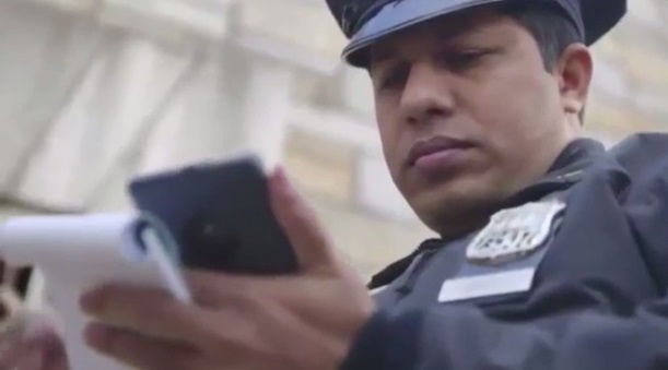 שוטר אמריקאי מתוך הקמפיין בו הושקו המכשירים