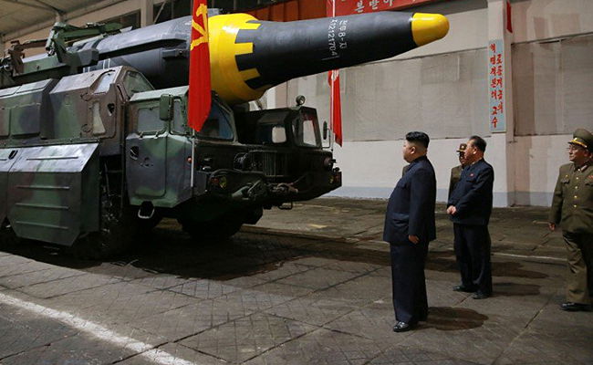 קים ג'ונג און בוחן את אחד הטילים