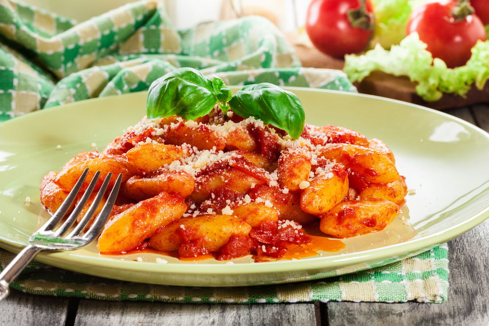 ניוקי ביתי ברוטב עגבניות ועשבי תיבול