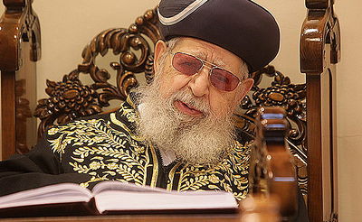 מרן הגר"ע יוסף אסר שאישה תקרא את המגילה לגברים