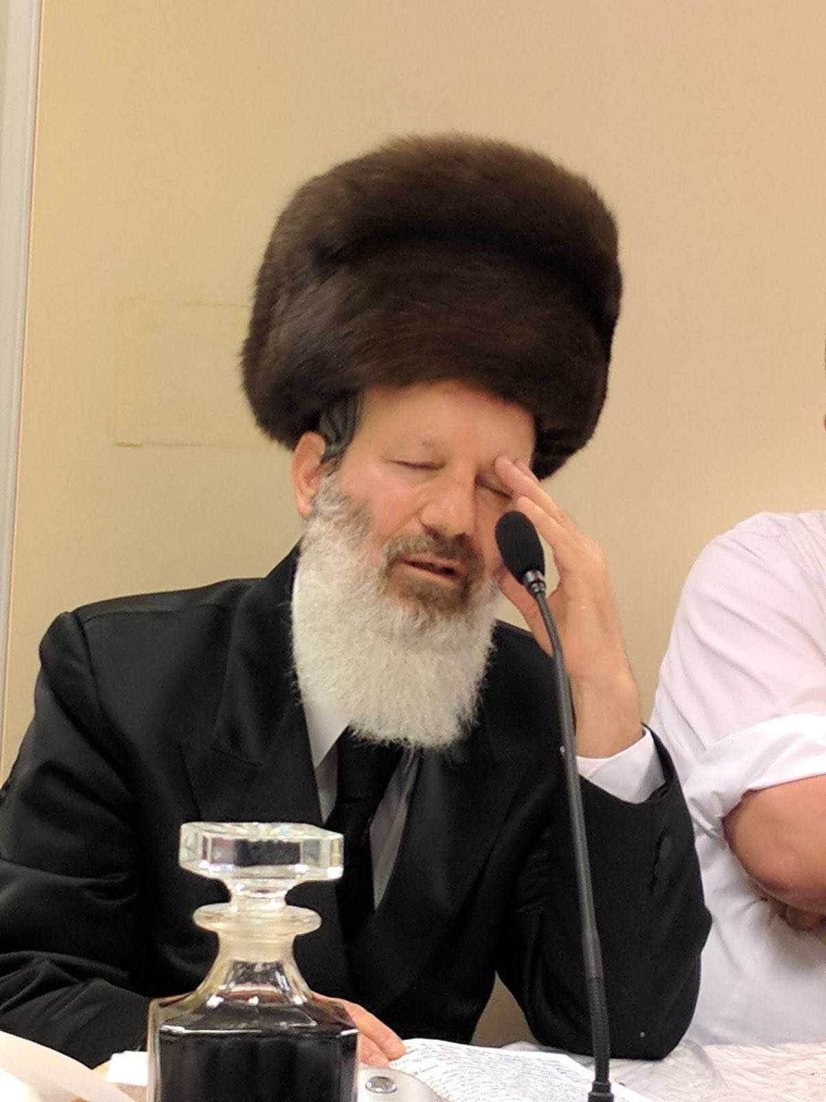 כך נראה ה'טיש' הראשון של האדמו"ר מגילה  • צפו