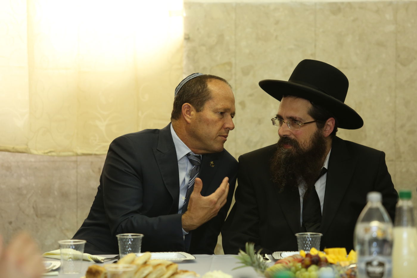 ברקת התקבל בכבוד במיר; ברקע: תוכנית לחידוש השכונה